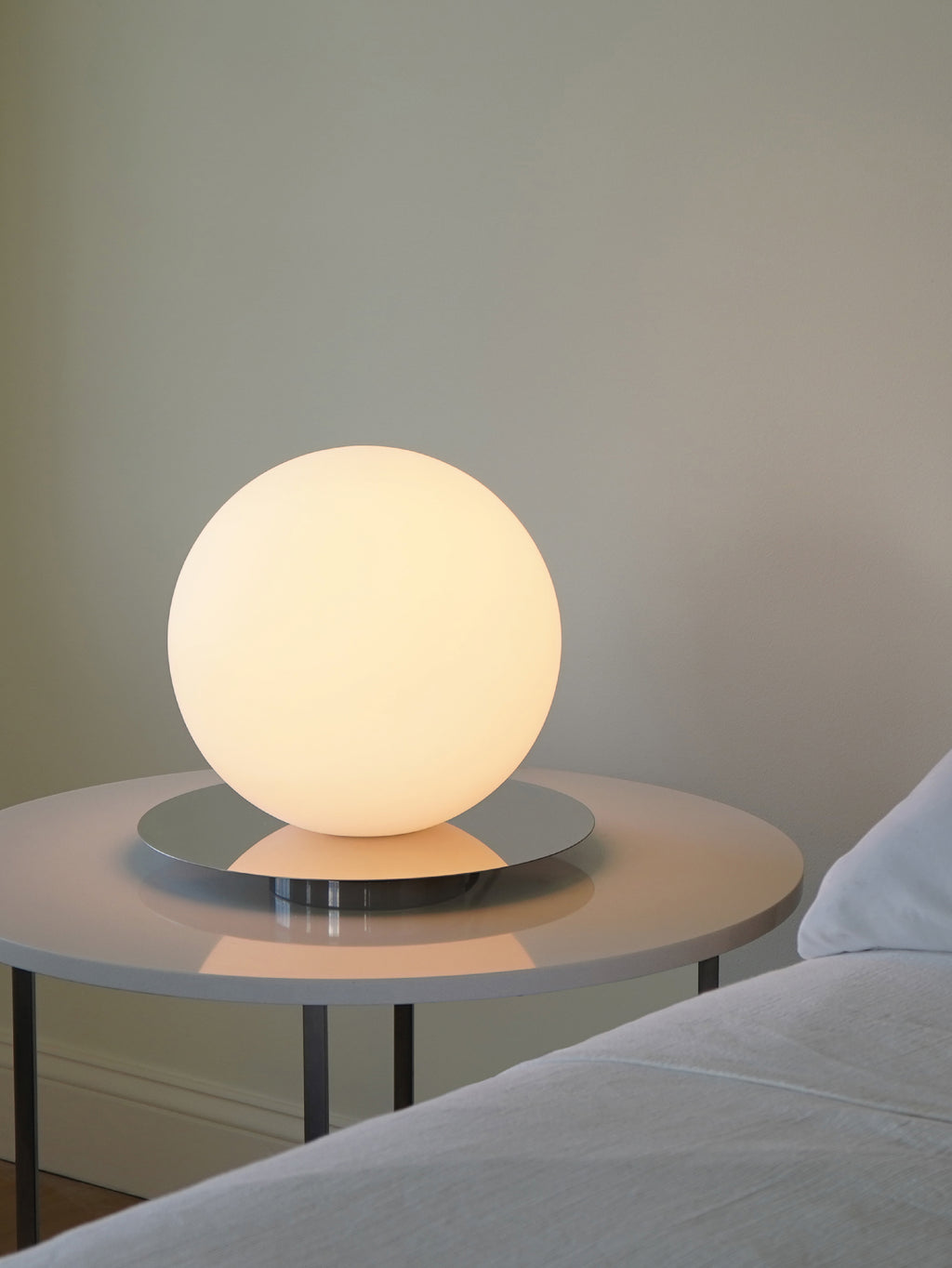 Bola Sphere Table